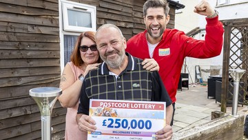 FEW BOB FOR THE BUILDER: Matt with winners Andy and Helen and their amazing cheque