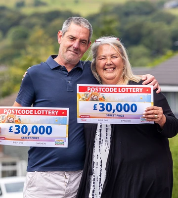 HUGGY PAIR: Julie and Carl landed a cheque each