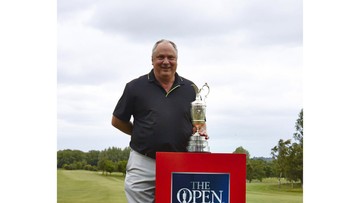 ACE FOR ERNIE: Giddy golf pro Ernie poses with the Claret Jug