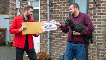 DOG'S WINNER: Matt Johnson reveals prize to Fraser and spaniel, Pepsi