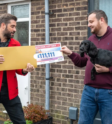 DOG'S WINNER: Matt Johnson reveals prize to Fraser and spaniel, Pepsi